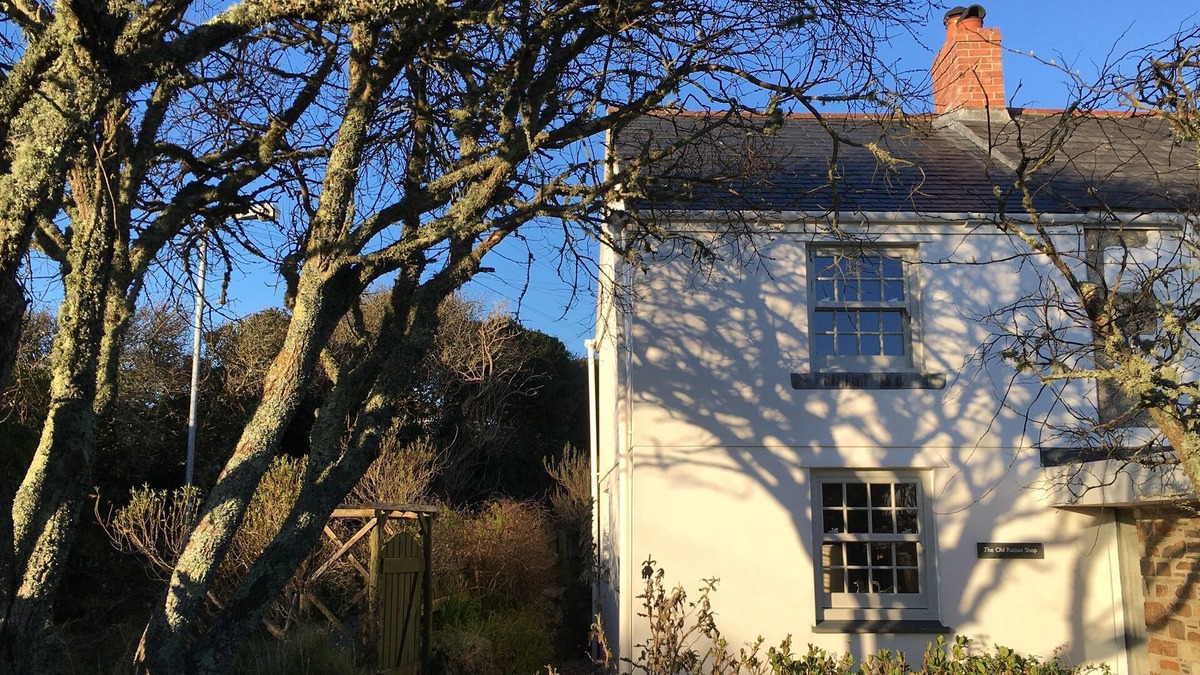 Gunwalloe Cottage | Stylish, contemporary cottage for two close to the sea, beaches and village pub