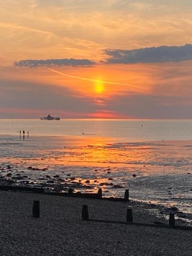 Herne Bay House | Stylish contemporary seaside holiday home with 5 bedrooms, sea view, parking and EV point