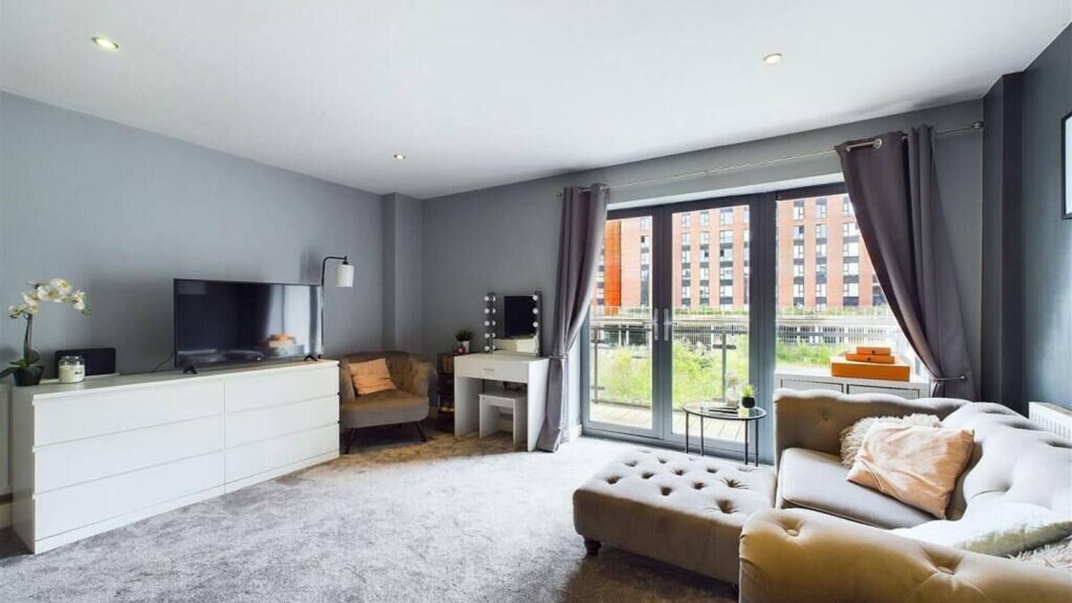 Sheffield Apartment | Stylish & Cosy Studio with Balcony Views - Vibrant City Centre!