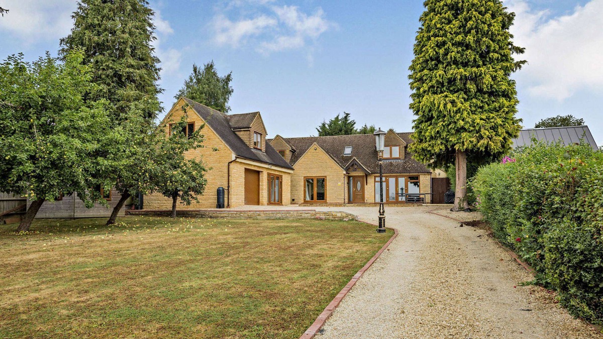 Chipping Norton Cottage | Stylish Cotswold holiday cottage with a superb garden - Windrush, Salford