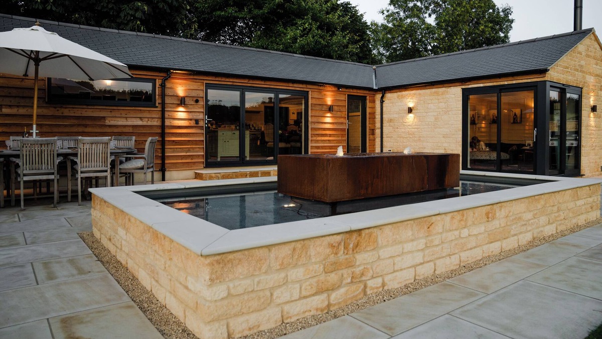 Nettleton House | Stylish Cotswold Barn Conversion with hot tub near Bath