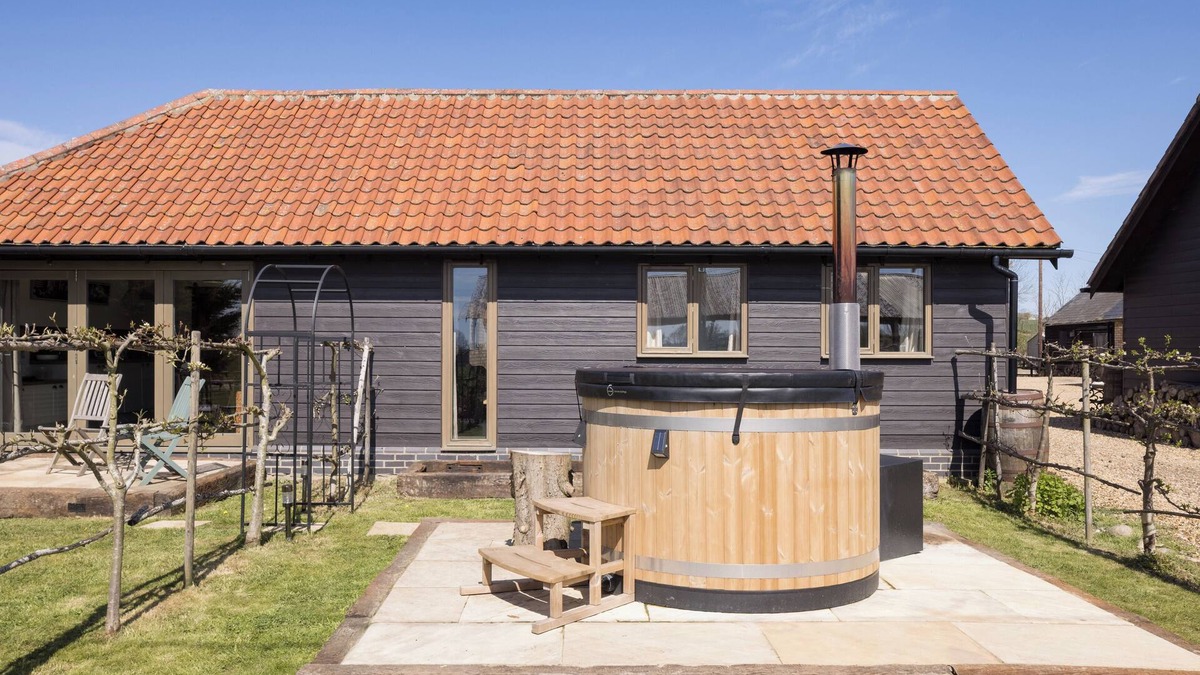 Croydon Cottage | Stylish cottage, countryside views, wood burning hot tub, 20 mins to Cambridge