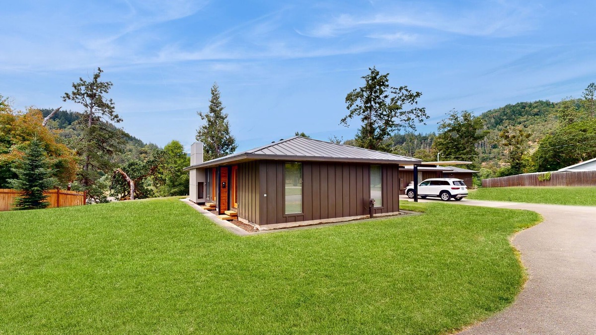 Myrtle Creek Hotel | Stylish cottage with river views, central location, & modern amenities