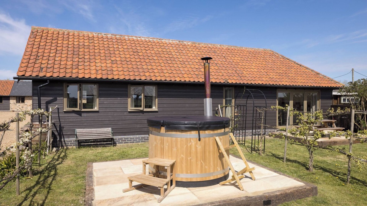 Croydon Cottage | Stylish cottages, countryside views, wood burning hot tubs, 20 mins to Cambridge