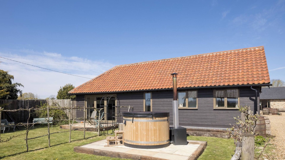 Croydon Cottage | Stylish cottages, countryside views, wood burning hot tubs, 20 mins to Cambridge