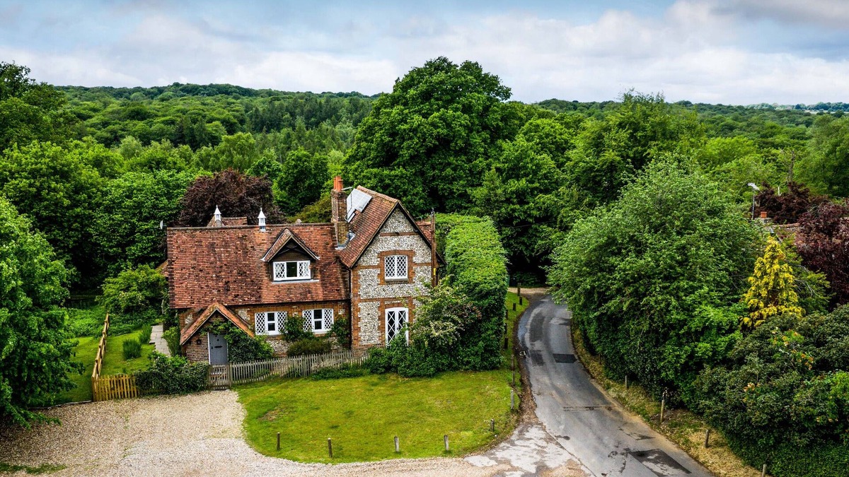 Highmoor Cross House | Stylish Country Cottage, Henley, Oxfordshire