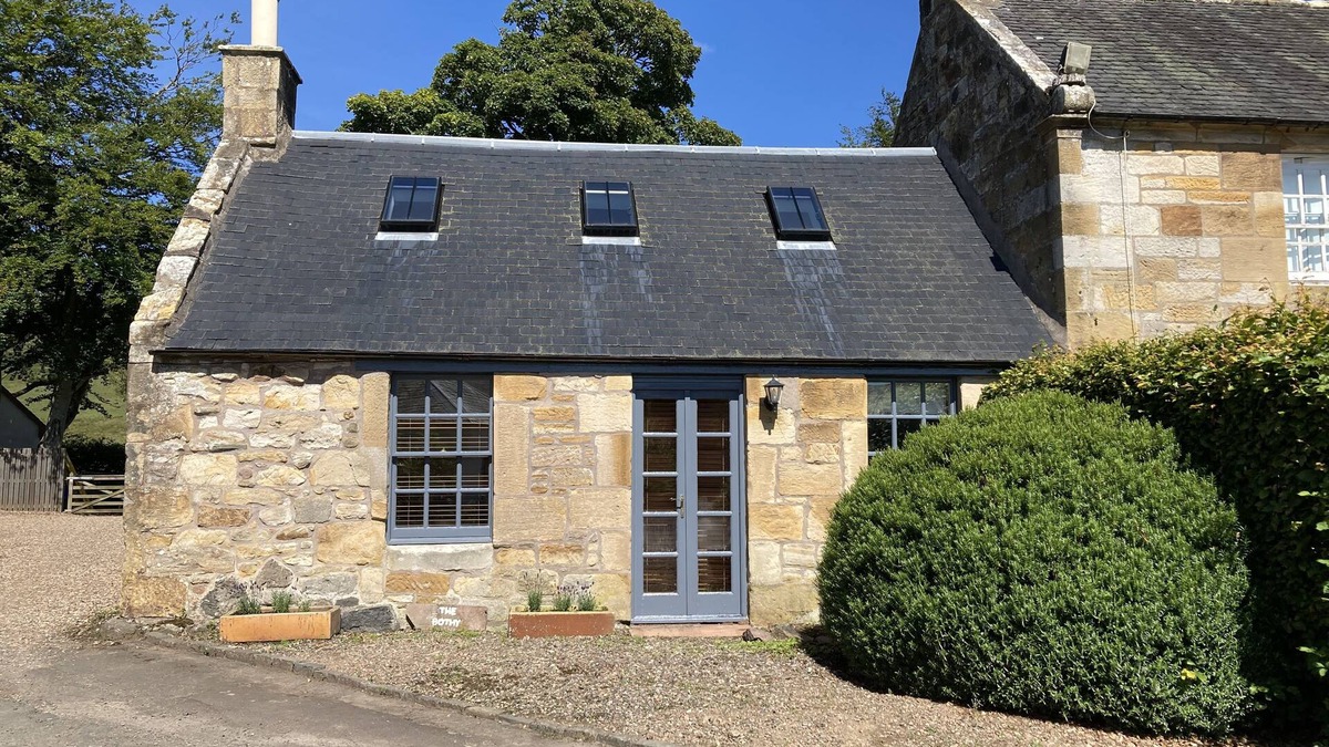 Nine Mile Burn Cottage | Stylish countryside cottage outside Edinburgh