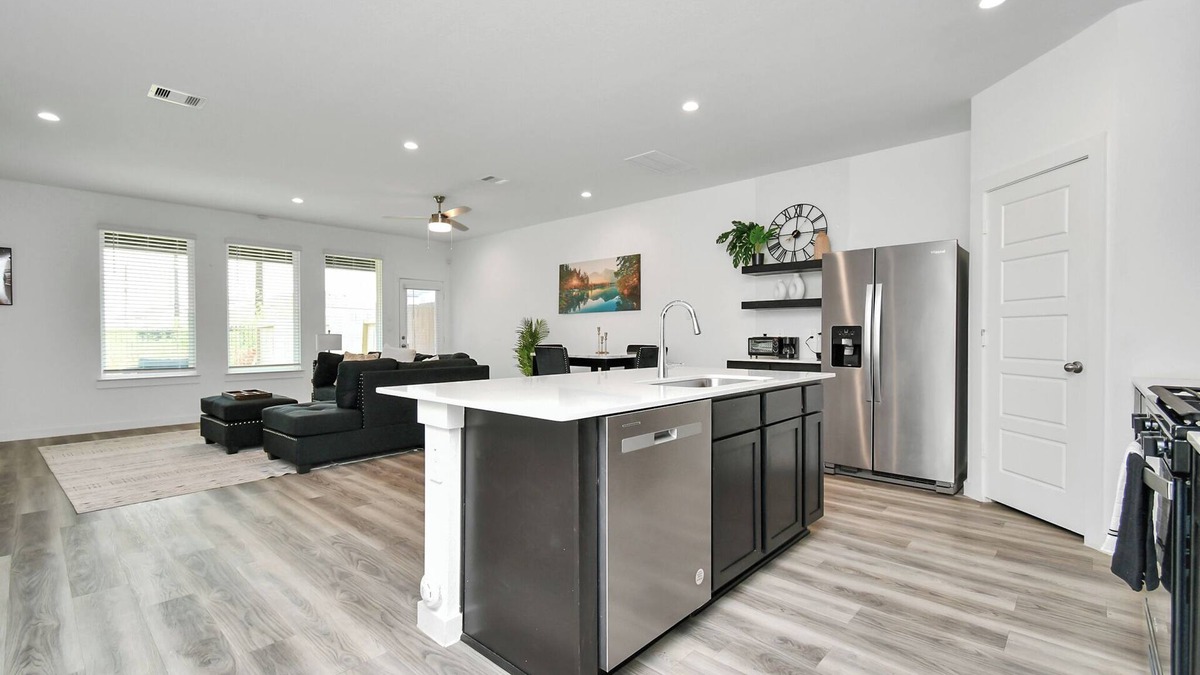 Southeast Houston House | Stylish & Cozy 4 Beds - Near Downtown W/Backyard