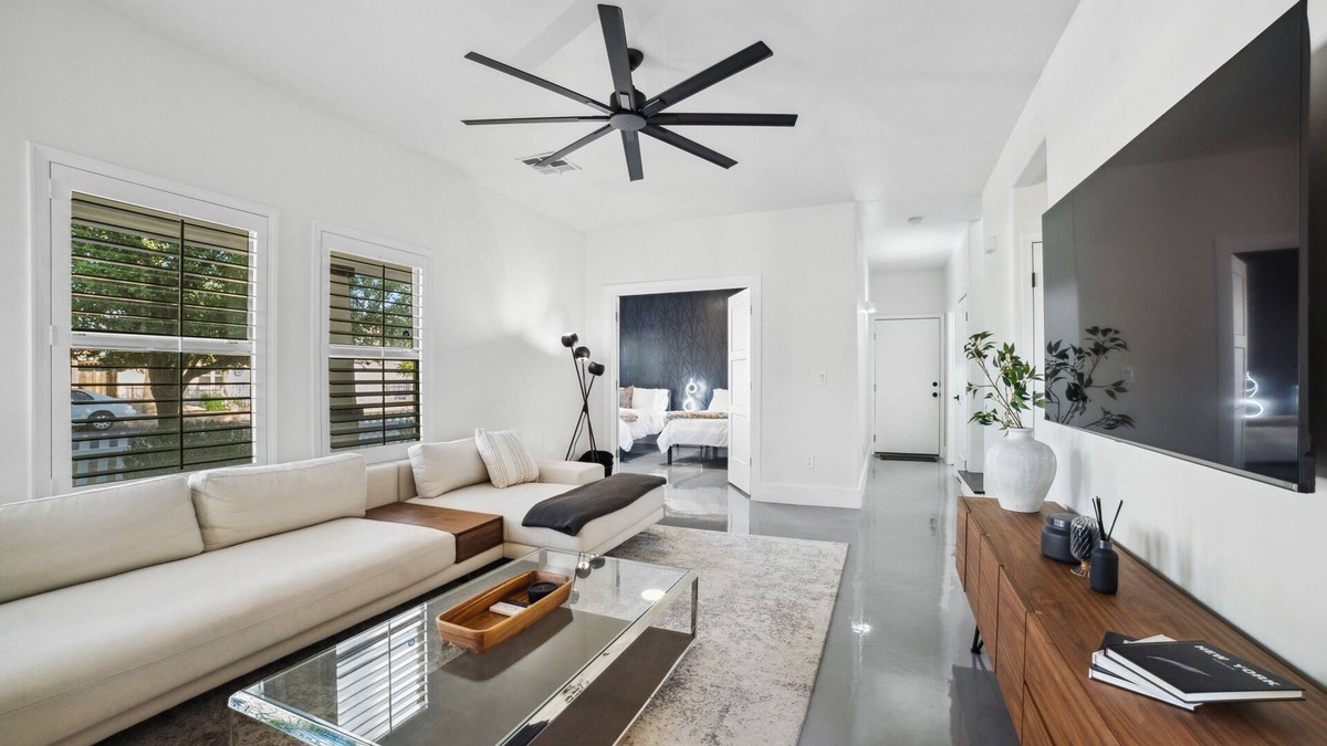 Governmental Mall House | Stylish & Cozy Downtown Home ~ Yard ~ Parking + EV~ Near DTPHX attractions
