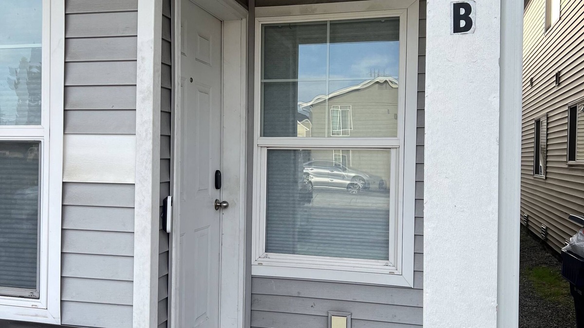 South Tacoma Apartment | Stylish cozy house that sits near Manitou Park.