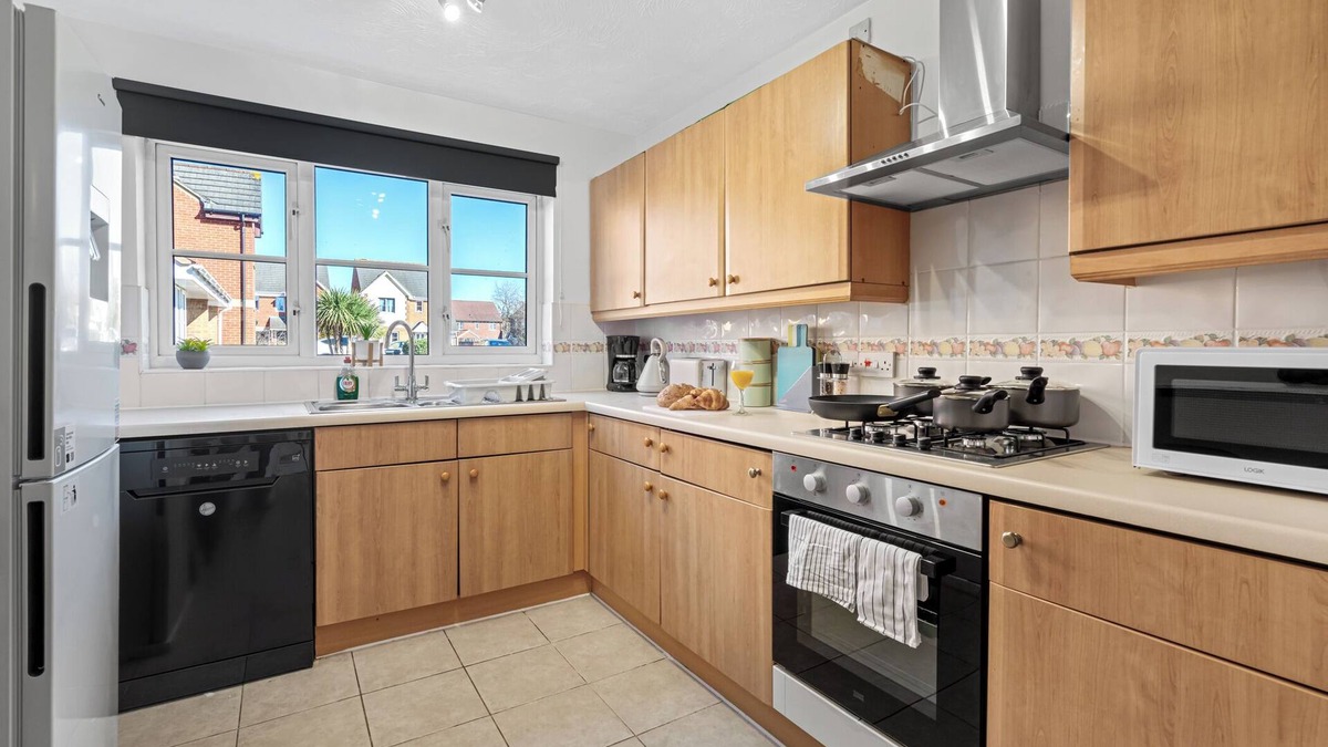 Swindon Apartment | Stylish & Cozy Retreat/Prime Location/Perfect for short & Long Stays