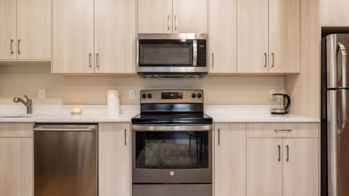 Silverado Apartment | Stylish & Cozy Suit near Spruce Meadows-3 beds- sleeps 6 -Backyard-EV
