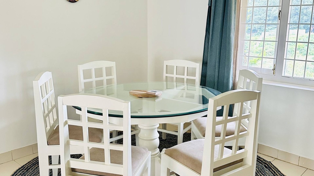 Stone House Area Villa | Stylish & Cozy Villa: Lush lawns - Firepit - Glass House - 5 mins from Ooty town