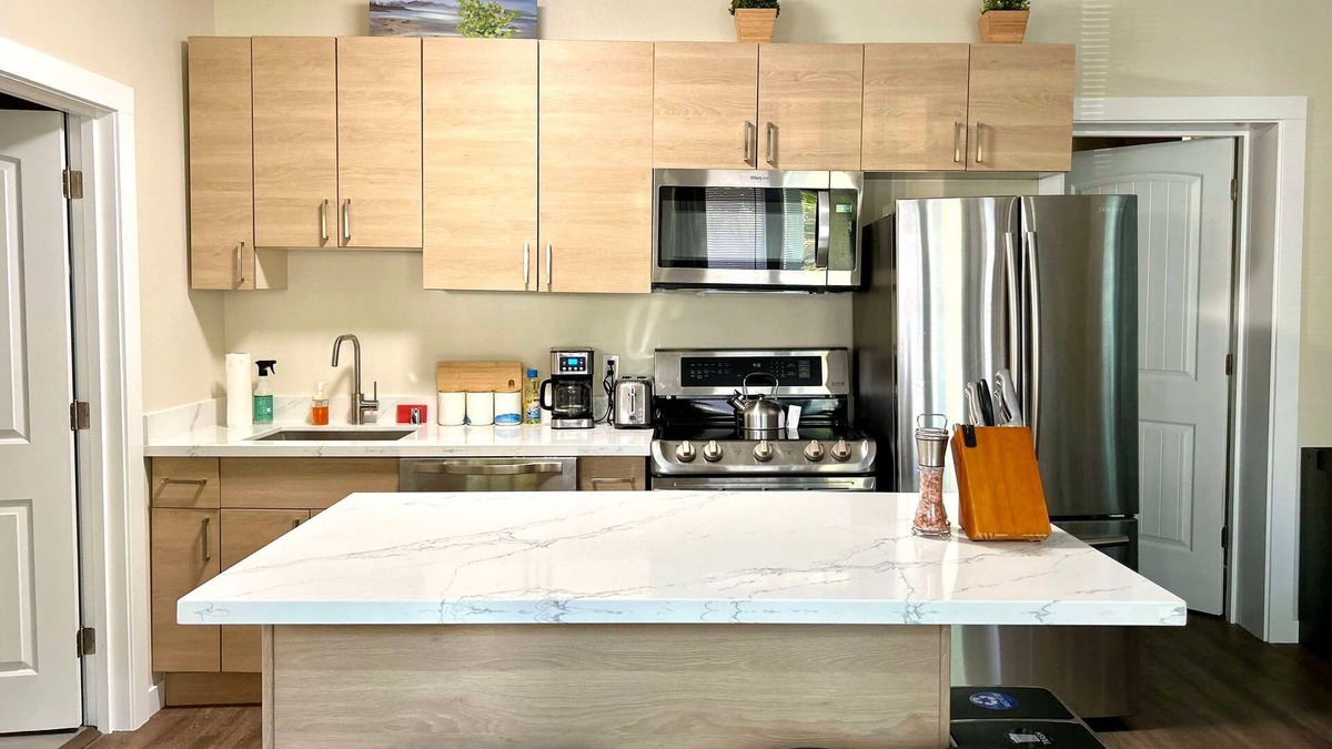 Renton House | Stylish Deluxe Kitchen/King Bed/Laundry/Free Parking