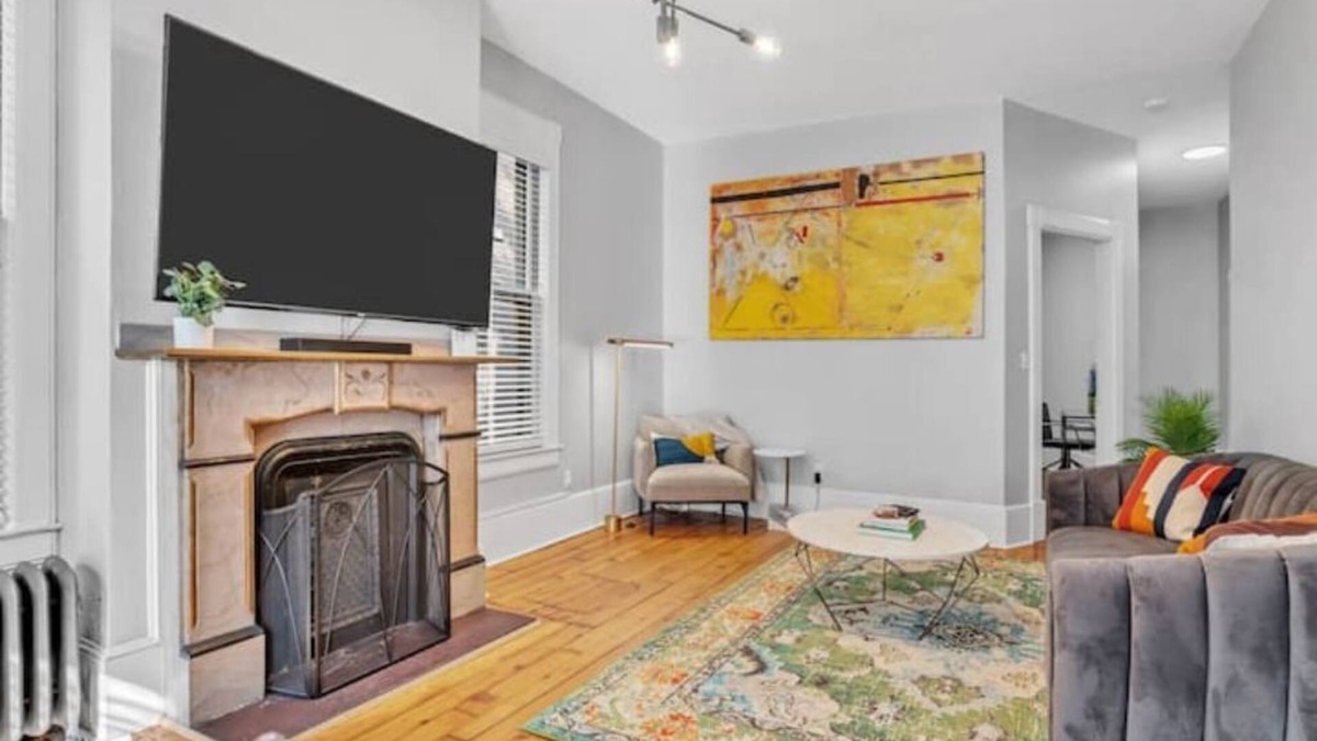 Metro Center Apartment | Stylish Downtown 1BR Victorian Brownstone