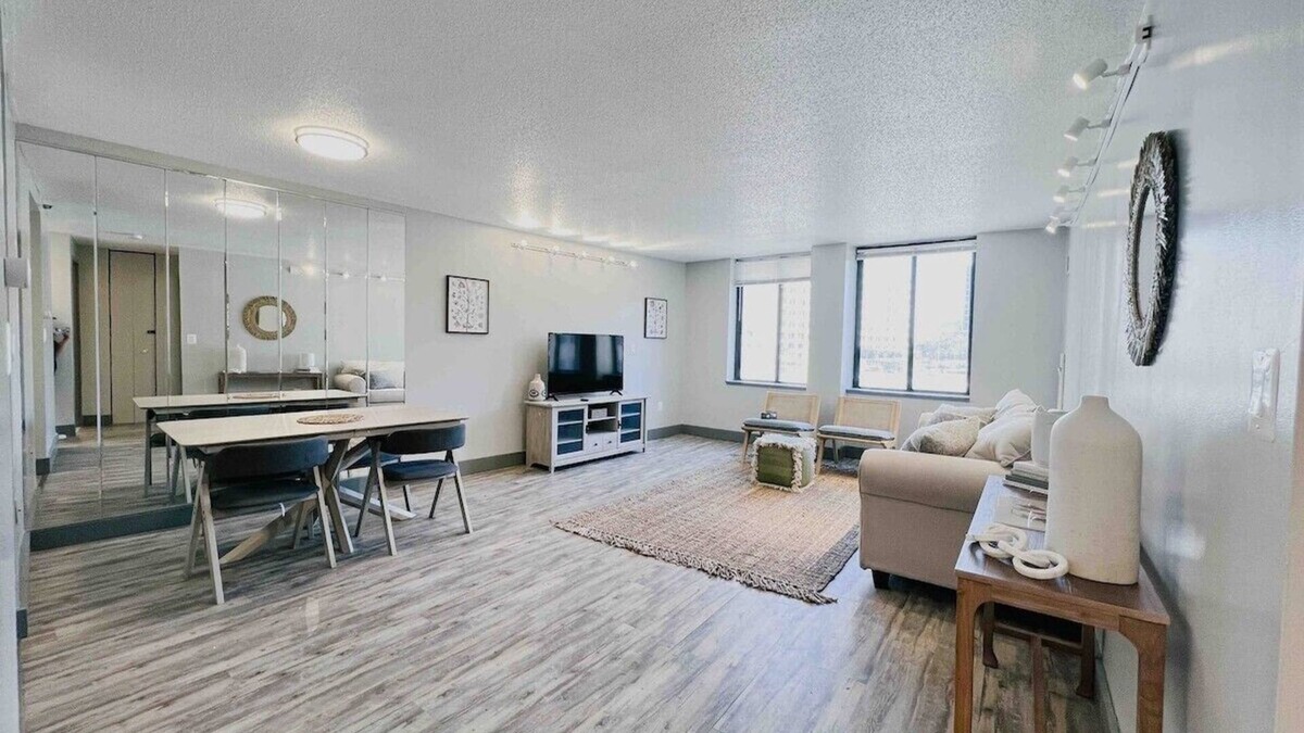 Downtown Hartford Condo | Stylish Downtown Business| Hospital | WD | GYM
