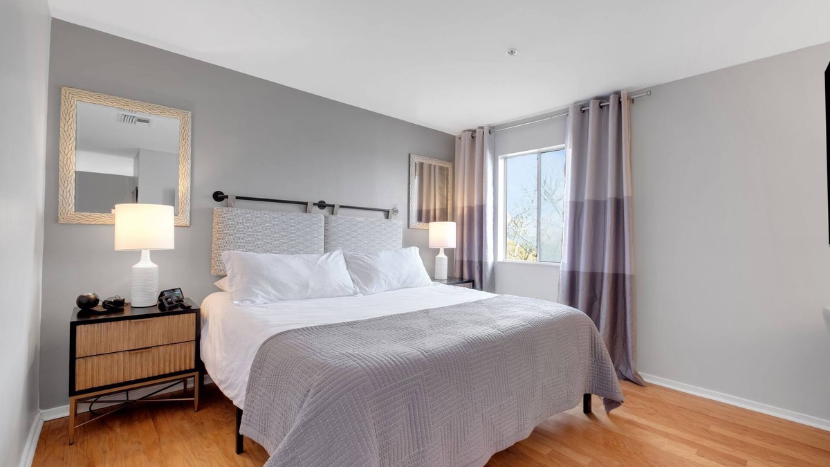 North Capitol Condo | Stylish Downtown Nashville Condo ~ River Views! Near Everything + Pool + Parking