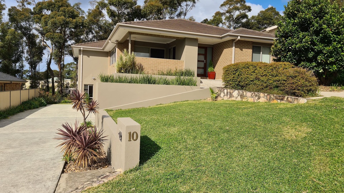 Malua Bay Apartment | Stylish duplex/apartment in quiet family street just 500m from patrolled beach
