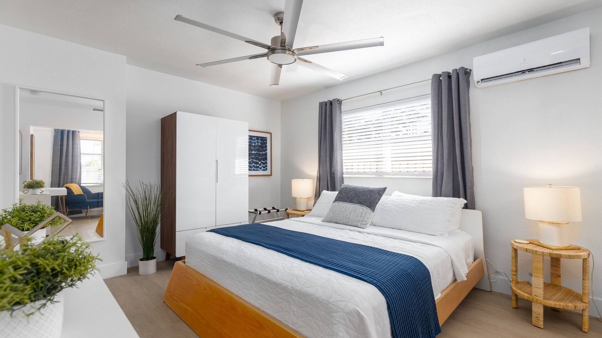 Coral Ridge Apartment | Stylish East Lauderdale Efficiency. 1 Mile to Beach! Comfy King Bed, Beach Gear