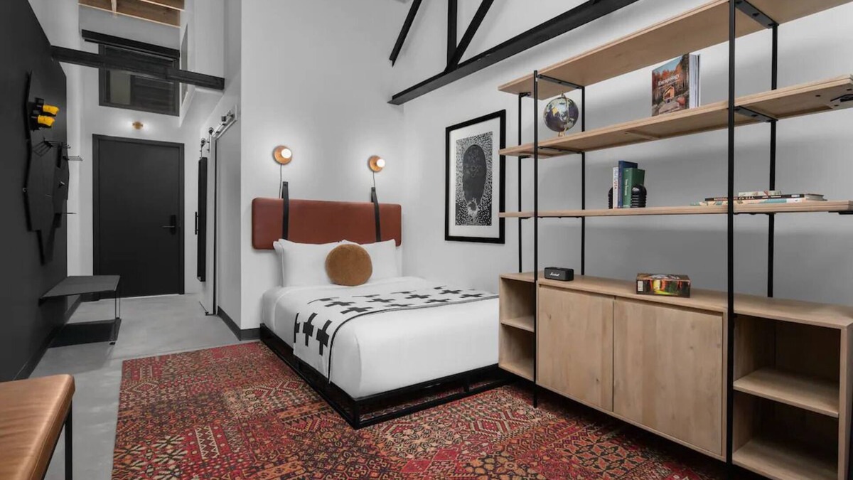 People's Freeway Hotel | Stylish evo Living Space, Perfect for Outdoor Enthusiasts, Pet-Friendly!