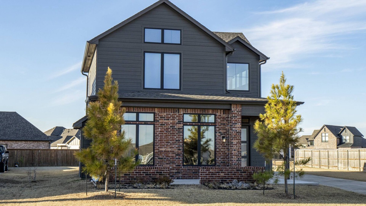 Bixby House | Stylish family-friendly retreat in South Tulsa with pond views and park