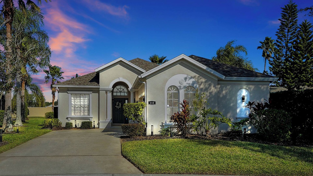 Calabay Parc House | Stylish Family Villa Poolside Paradise Near Parks