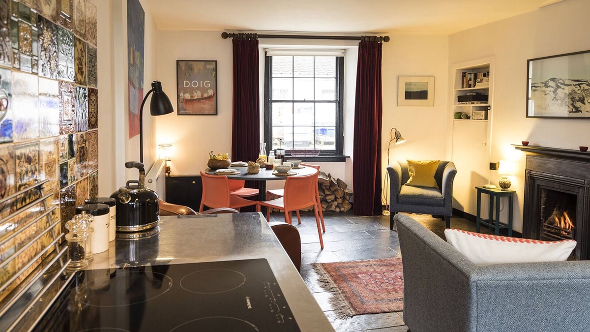 St Monans Cottage | Stylish fisherman's cottage in heart of pretty harbour village, pet-friendly.