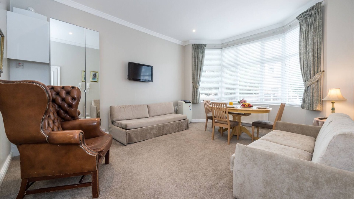 Brondesbury Park Apartment | Stylish Flat 12 minutes (tube)to Oxford Street ,Central London,sleeps 6,parking.