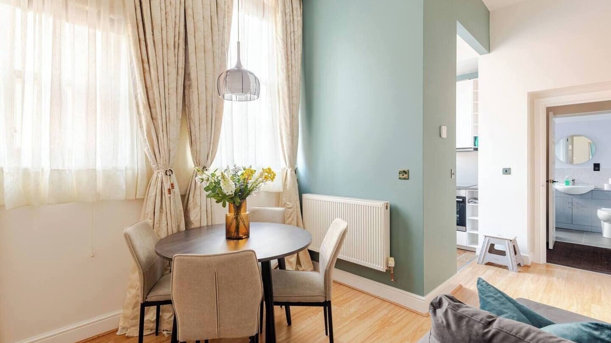 Swindon Apartment | Stylish Flat in Central Location with free parking.