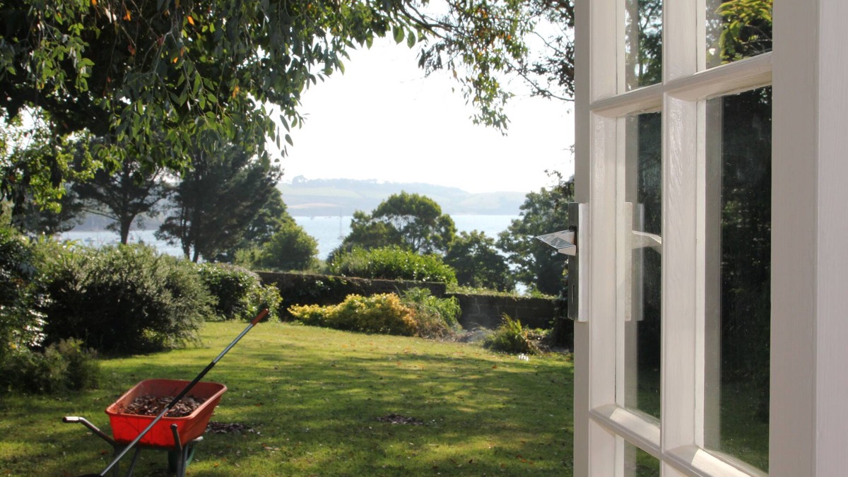 Helford House | Stylish Four Bedroom Clapboard Cottage in Picturesque Helford