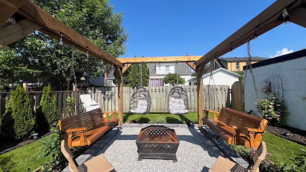 St. Catharines House | Stylish Fully-Loaded Home—Hot Tub, Fire-Pit, Stunning Backyard & 6 Parking Spots