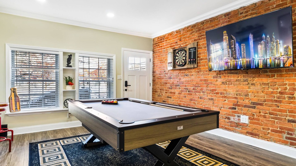 Camden House | Stylish, Fun and Cozy | Pool table, Dart board and Parking
