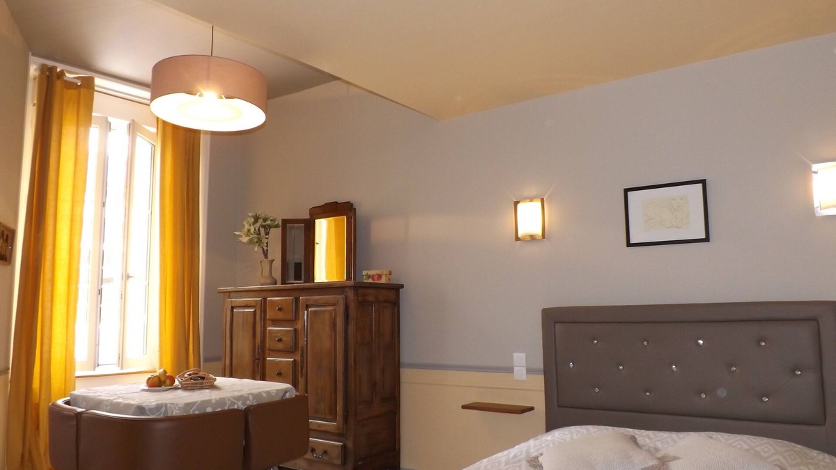 Centre ville - Urbanistes House | Stylish furnished room price shock