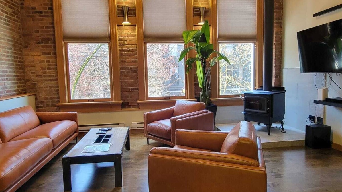 Gastown Apartment | Stylish Gastown Loft w/Soaker Tub & Fireplace