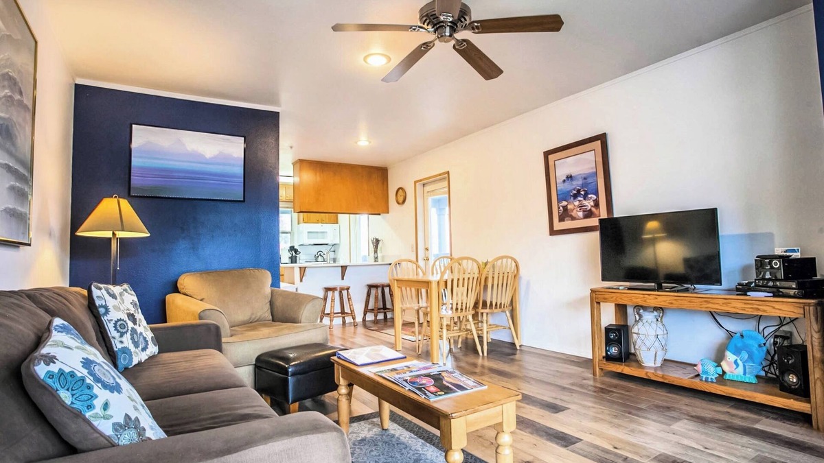 Hood River Condo | Stylish Haven - 1 Bedroom, 2 Bathrooms - Upstairs Condo Blocks From Downtown