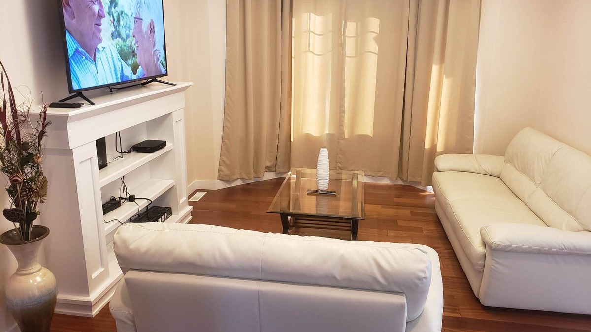 Timberlea House | Stylish Heritage Apt Ideal For Long Stays - 3 BR with Jacuzzi