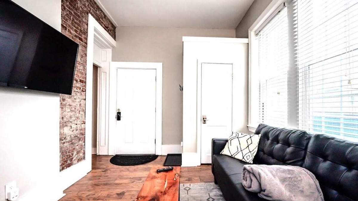 Wilmington Apartment | Stylish Historic Apartment - Queen Bed, Fast WiFi, Easy Parking!