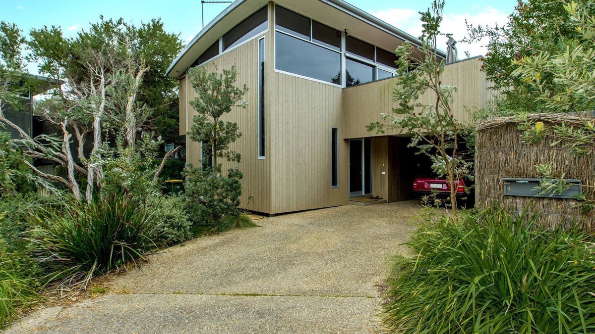 Inverloch House | Stylish Holiday Home opposite Surf