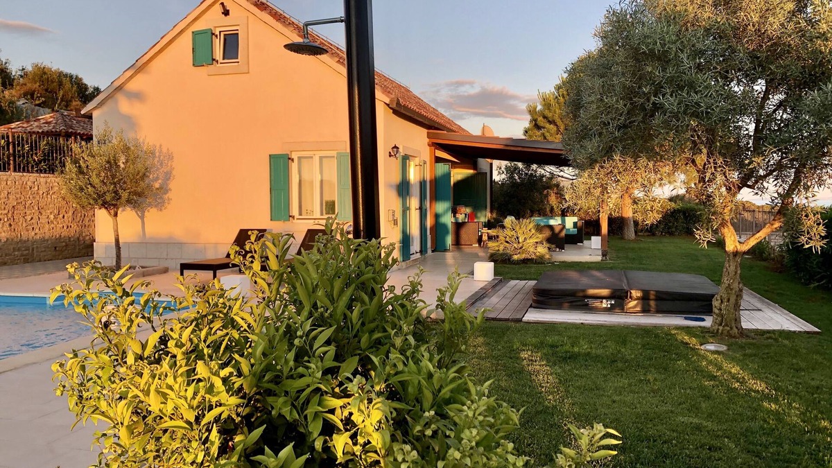 Ugljan Villa | Stylish holiday home in a dream location pool, parking, WiFi
