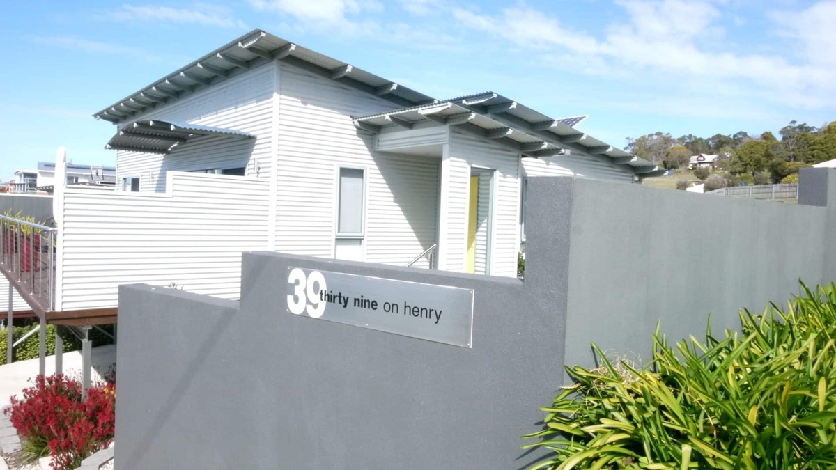 Bridport Villa | Stylish Holiday Unit - Modern Living