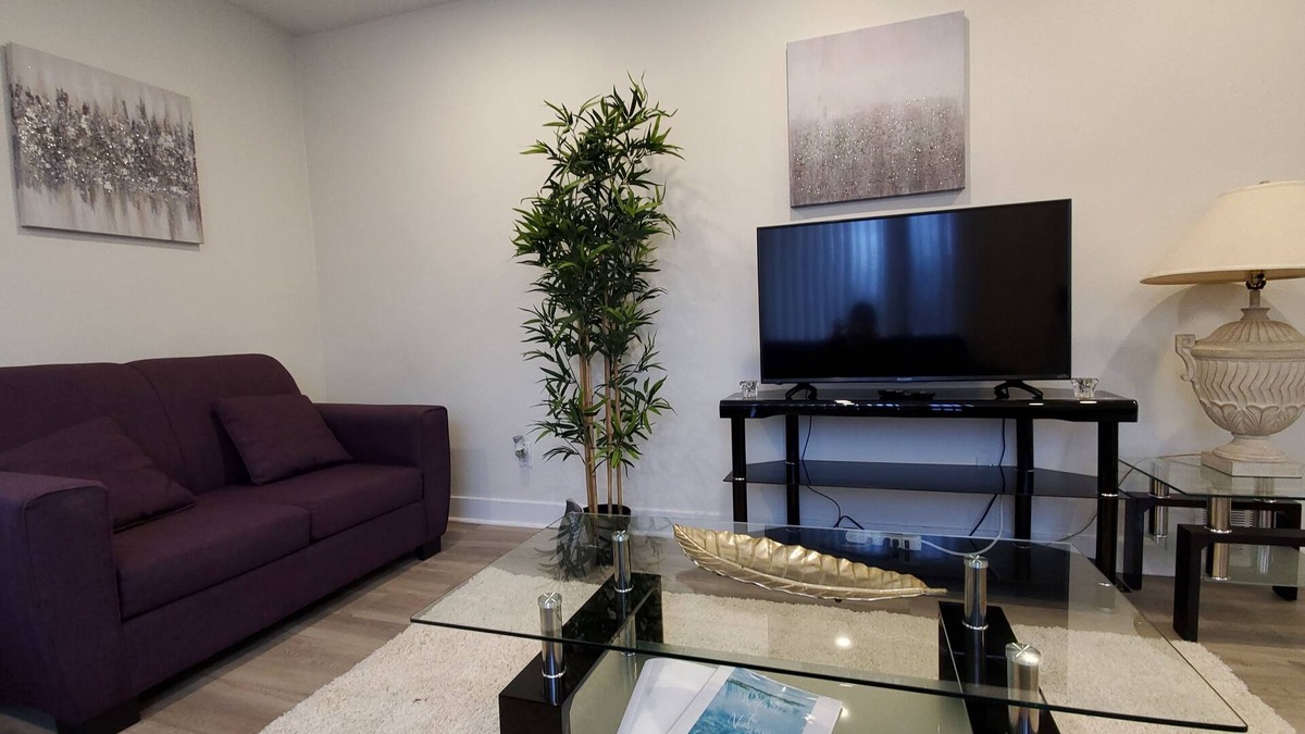 Fallsview House | Stylish home 10 minutes walk to the Falls