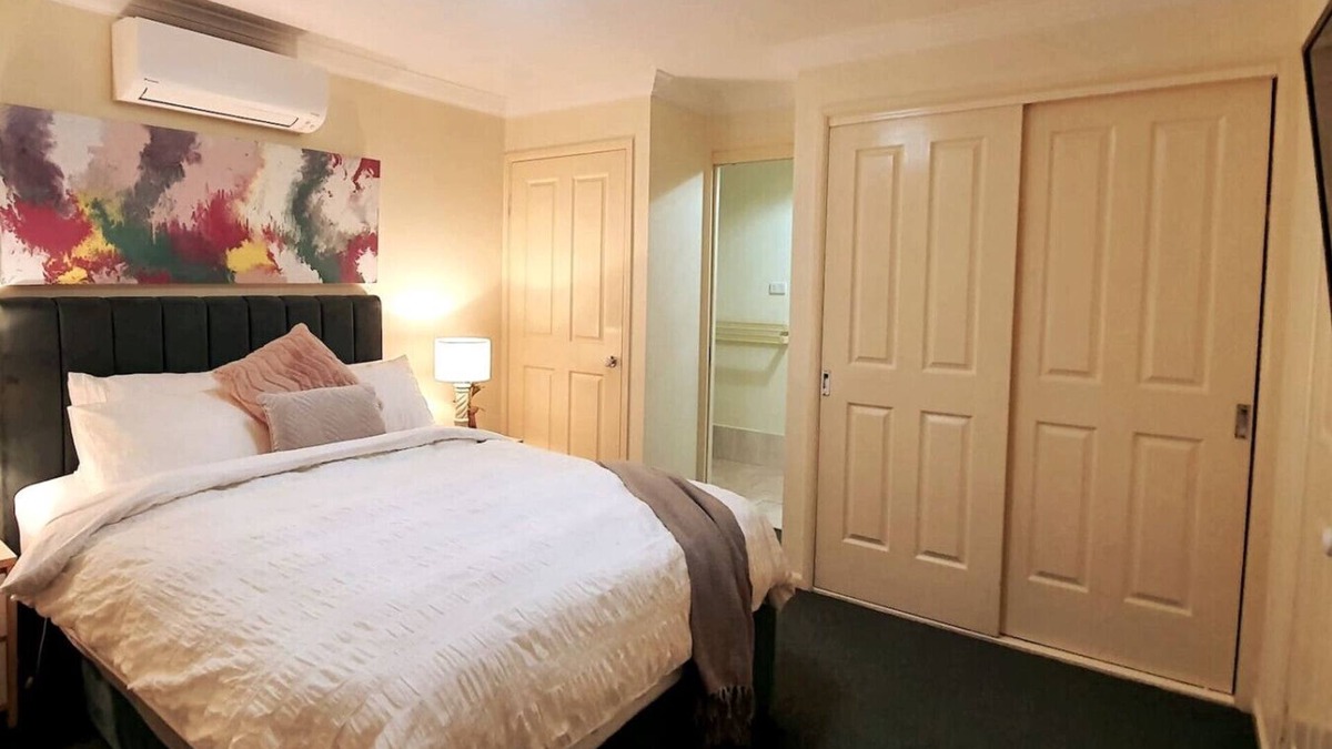Worrigee House | Stylish Home 3mins walk to Worrigee Medical Centre