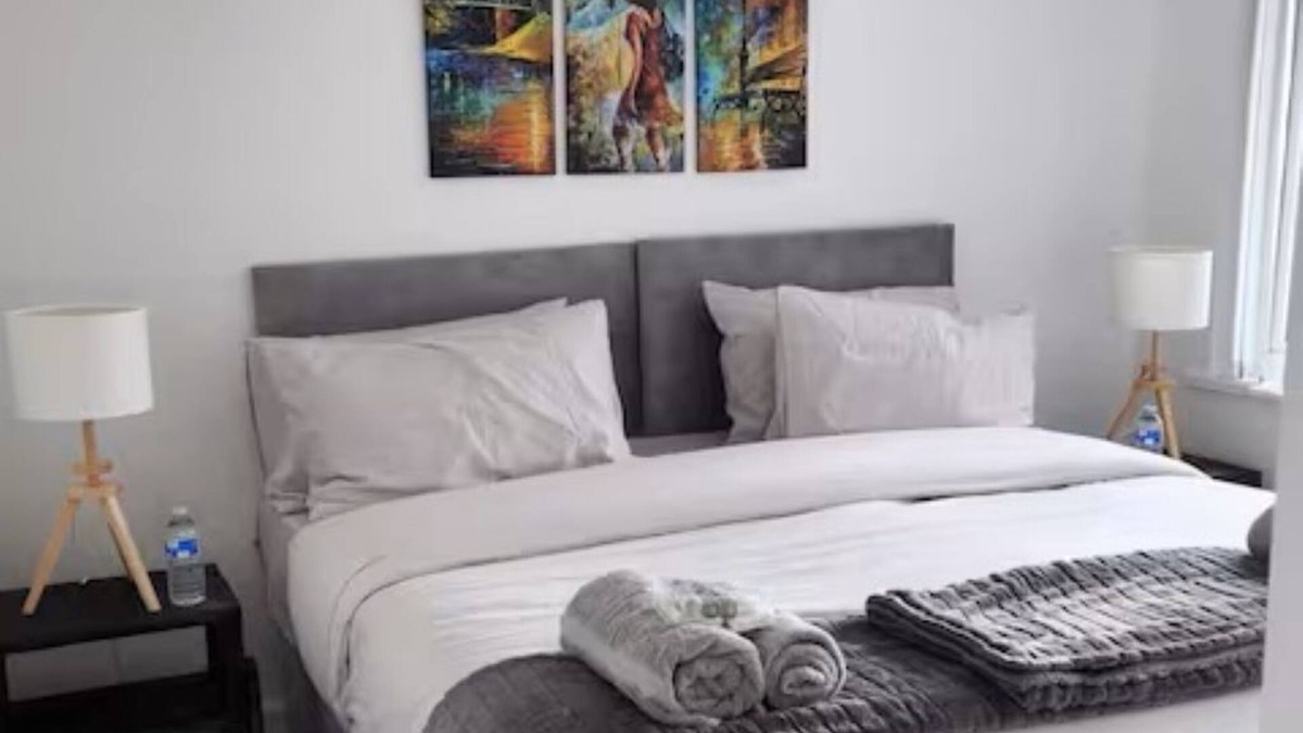 Sheldon House | Stylish home Airport-JLR-HS2-NEC-Driveway
