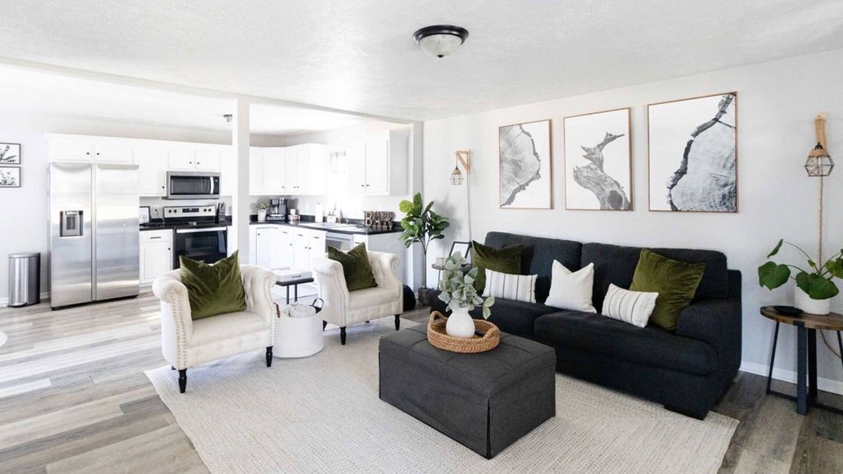 Geneva House | Stylish Home in Geneva, Ohio | Near Wineries | SPIRE | GOTL, Newly Renovated 4 Bedroom House in Ohio