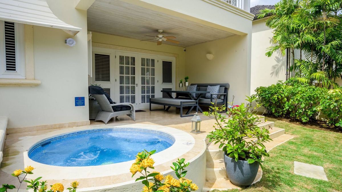 Little Battaleys House | Stylish home, pool, garden, beach club included, short walk to Mullins Beach