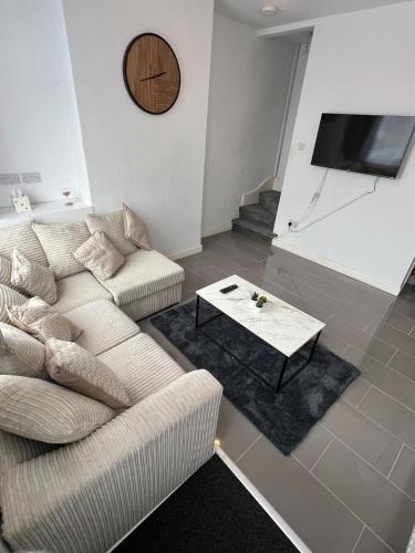 Coventry House | Stylish home Sleeps 4 Close to CBS Arena & City Centre with Garden