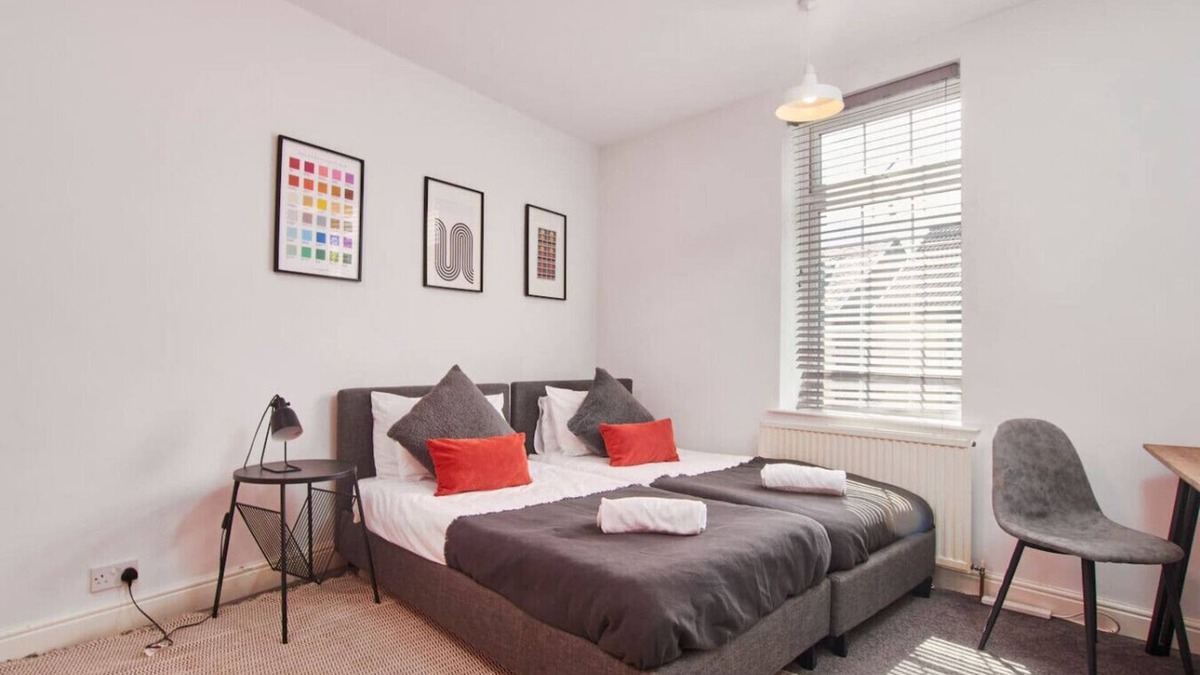 Hillsborough House | Stylish Home Sleeps 5 FreeParking Garden