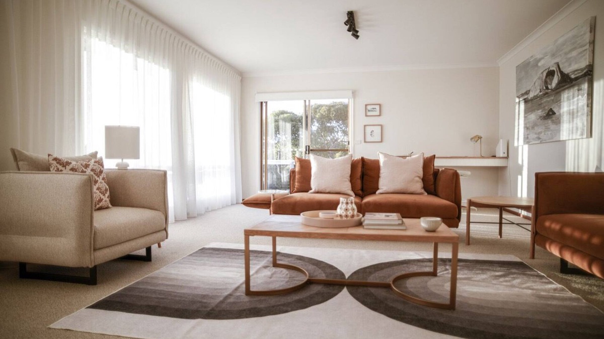 Esperance House | Stylish home to accommodate everyone. Only minutes away from town centre.