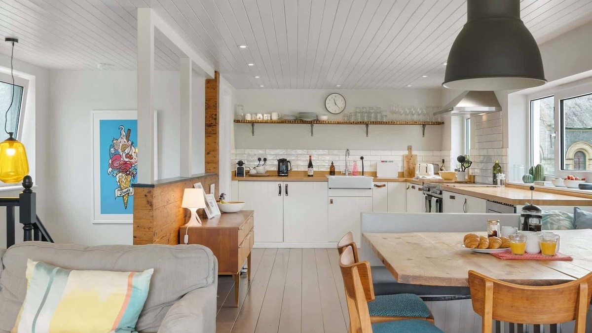 Bude House | Stylish Home with Parking, Minutes from Beach