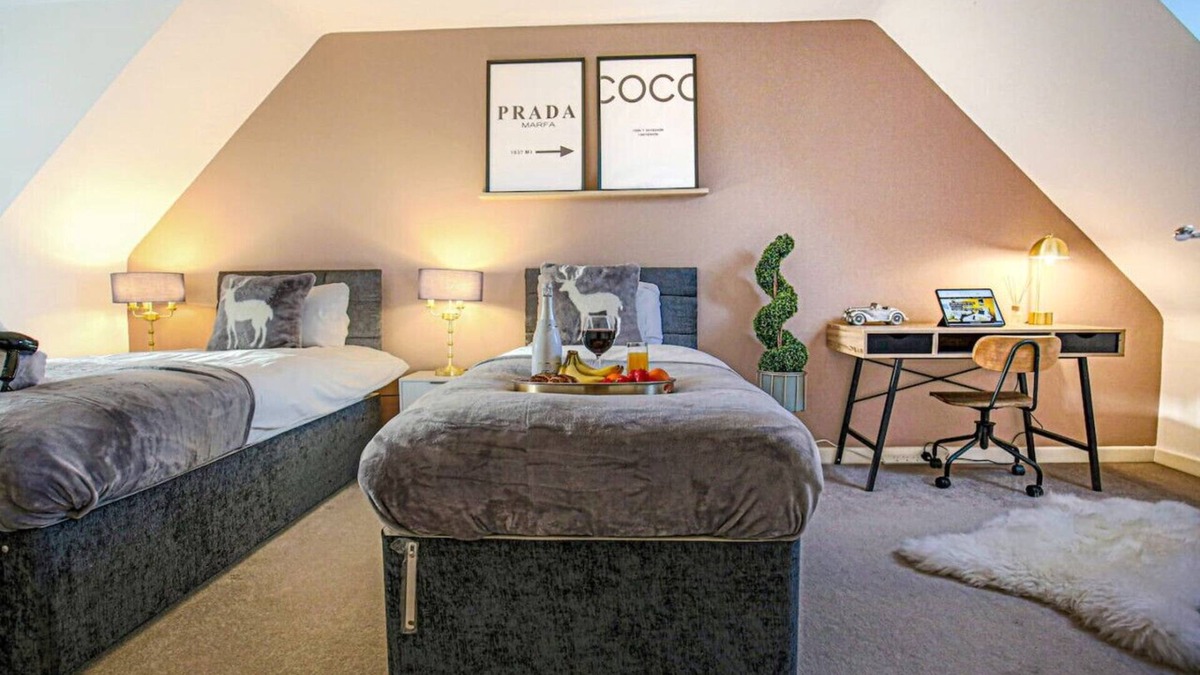 Bletchley House | Stylish House - Free Parking, Fast Wifi & SmartTV